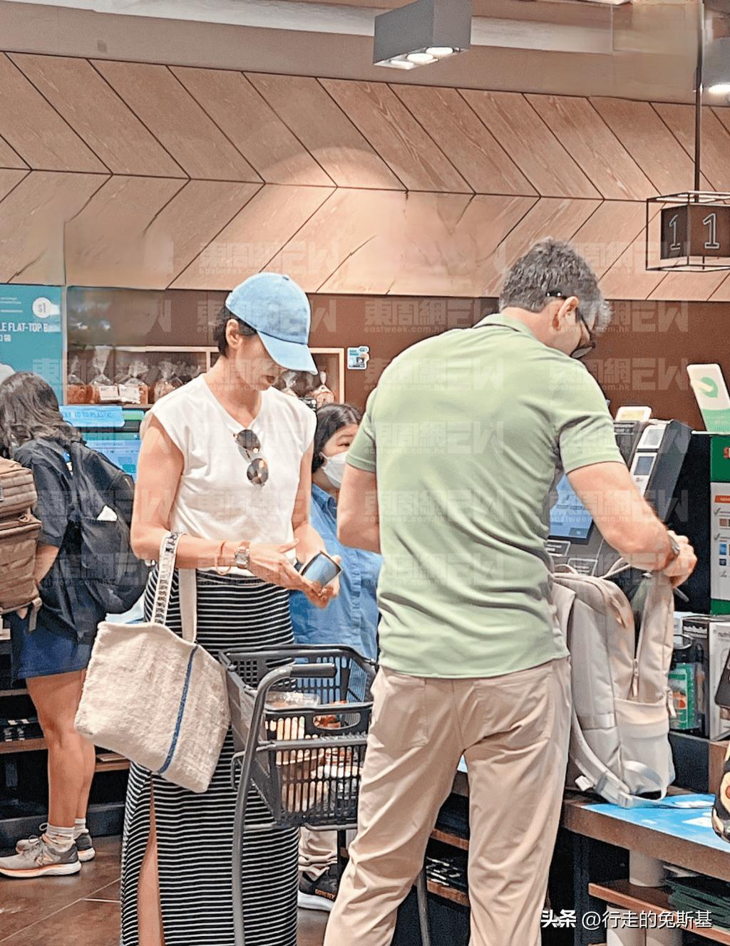 49岁梁咏琪拼命吸金,打扮朴素逛超市,连一块钱购物袋都不舍得买(图5) 49岁梁咏琪拼命吸金,打扮朴素逛超市,连一块钱购物袋都不舍得买(图5)