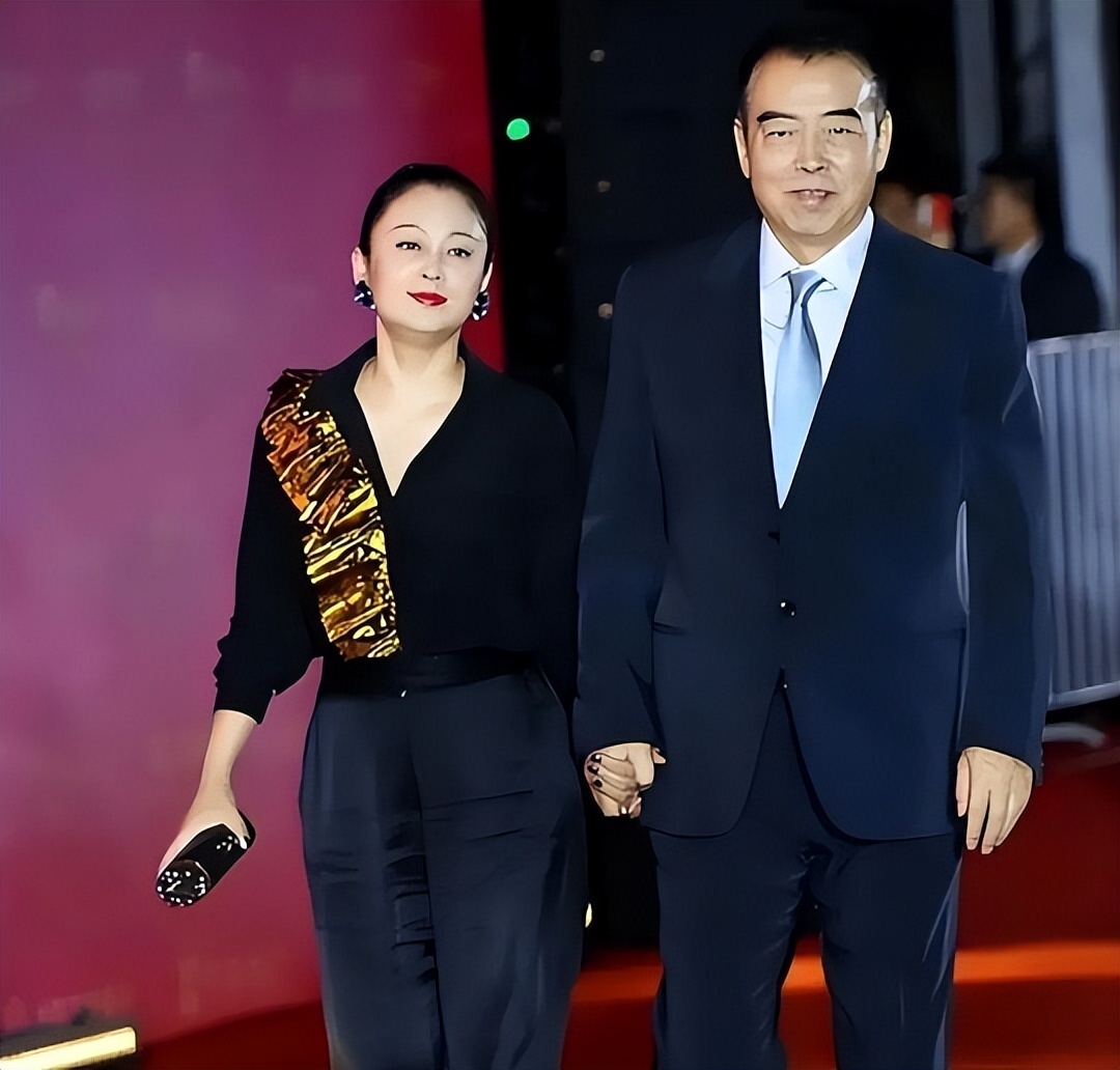 陈红:怒怼琼瑶,逼退倪萍,人到中年却两次被儿子丈夫“连累”!(图6) 陈红:怒怼琼瑶,逼退倪萍,人到中年却两次被儿子丈夫“连累”!(图6)