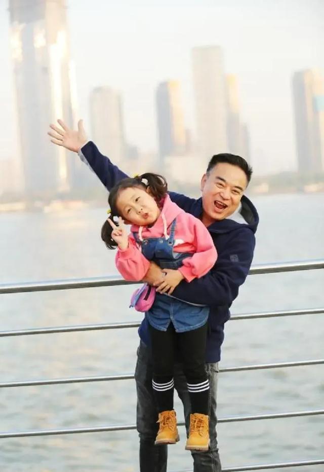 一婚娶湖南美女主持,二婚娶小11岁深圳富婆,67岁一年仍演5部戏(图6) 一婚娶湖南美女主持,二婚娶小11岁深圳富婆,67岁一年仍演5部戏(图6)