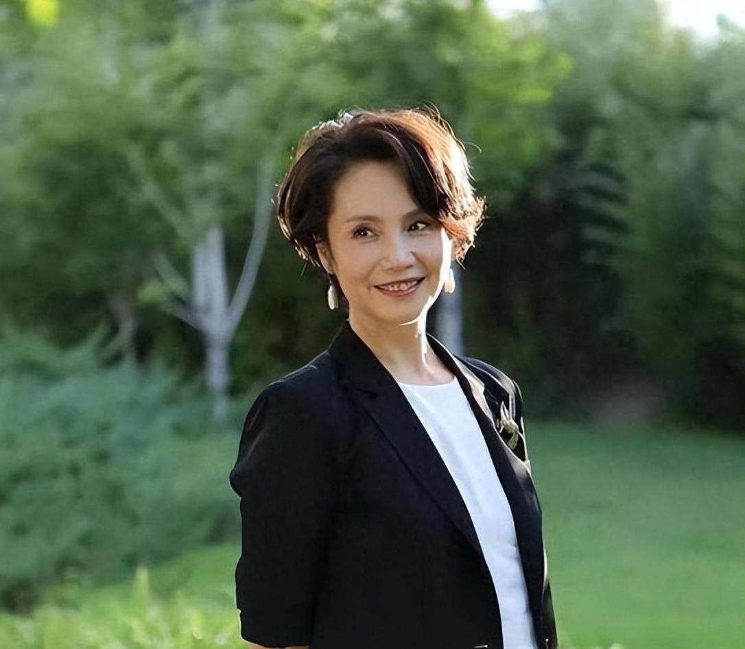 和军人离婚后,她成为央视名嘴,64岁定居北京农村,享受田园生活(图24) 和军人离婚后,她成为央视名嘴,64岁定居北京农村,享受田园生活(图24)