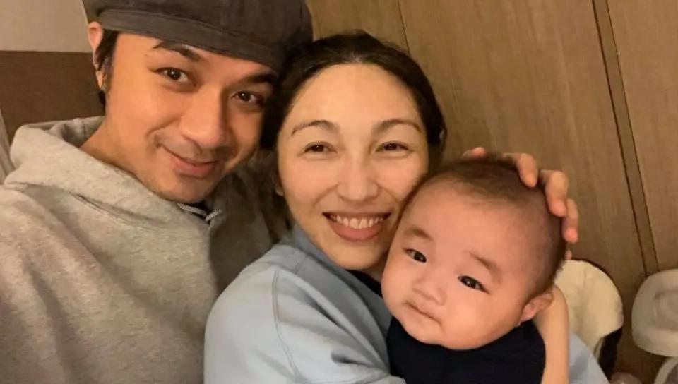 恭喜!53岁香港男星宣布再做爸爸,57岁高龄太太元旦诞下小儿子(图1) 恭喜!53岁香港男星宣布再做爸爸,57岁高龄太太元旦诞下小儿子(图1)
