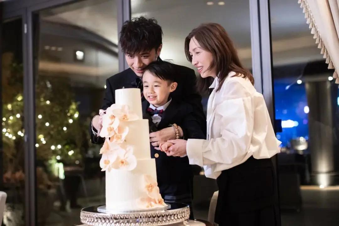 恭喜!53岁香港男星宣布再做爸爸,57岁高龄太太元旦诞下小儿子(图3) 恭喜!53岁香港男星宣布再做爸爸,57岁高龄太太元旦诞下小儿子(图3)