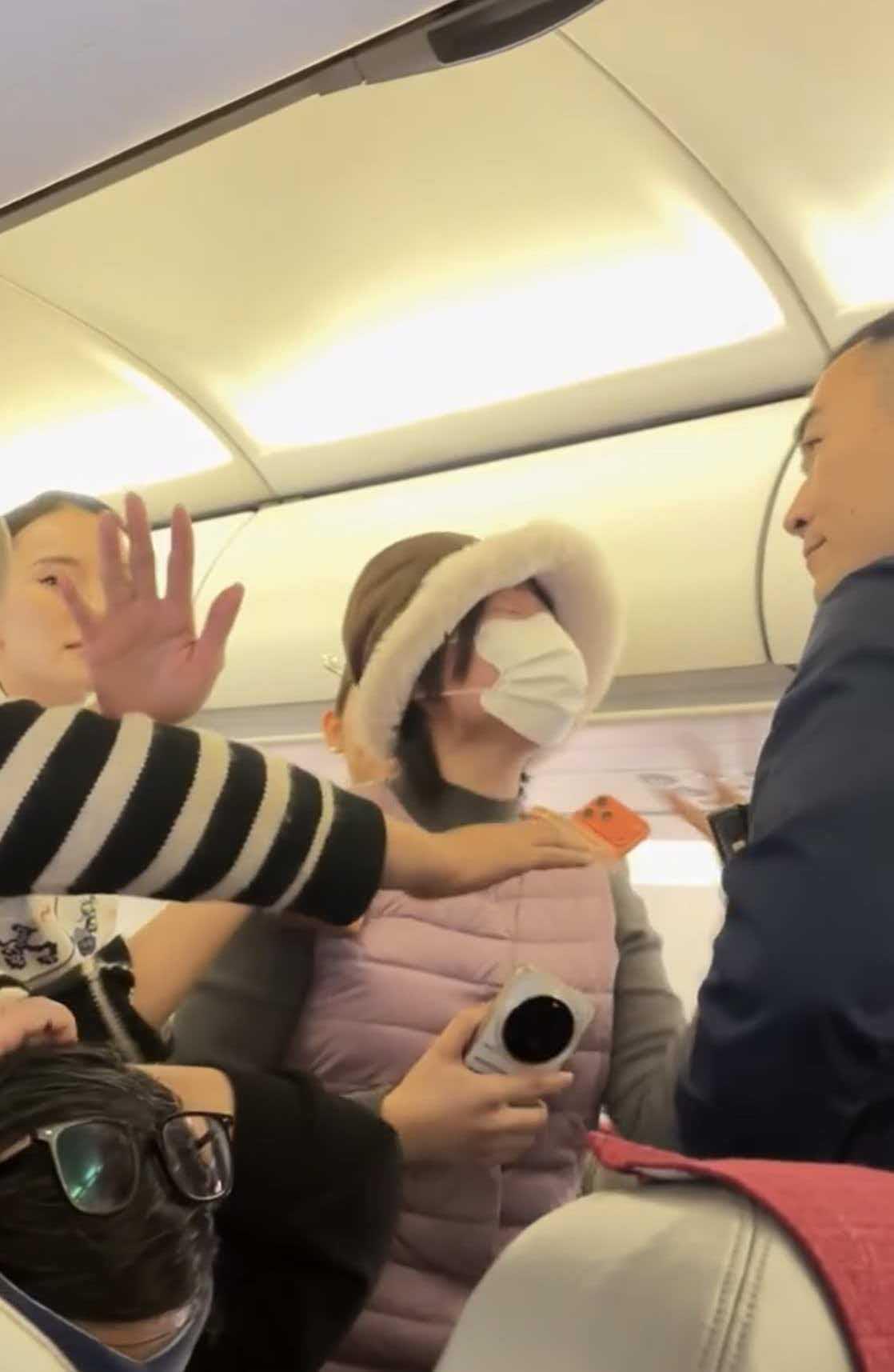 女子舱内大喊“抓我”致航班延误1个多小时