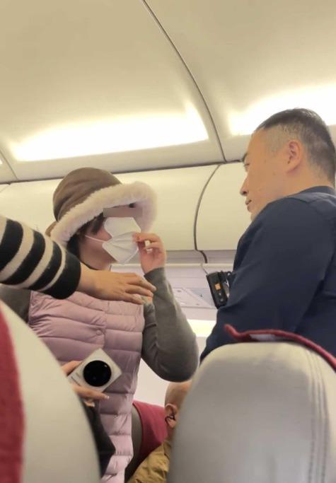女子舱内大喊“抓我”致航班延误1个多小时，被警察带走(图3)