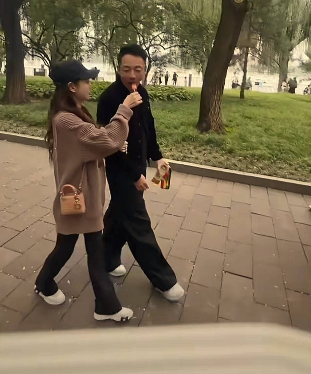 汪小菲带儿女吃路边摊！阿姨司机同坐一桌好热闹，玥儿很黏马筱梅(图2)