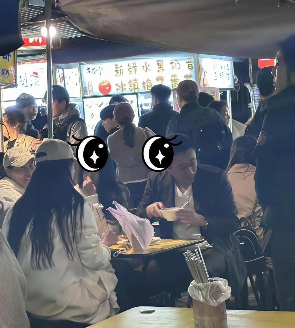 汪小菲带儿女吃路边摊！阿姨司机同坐一桌好