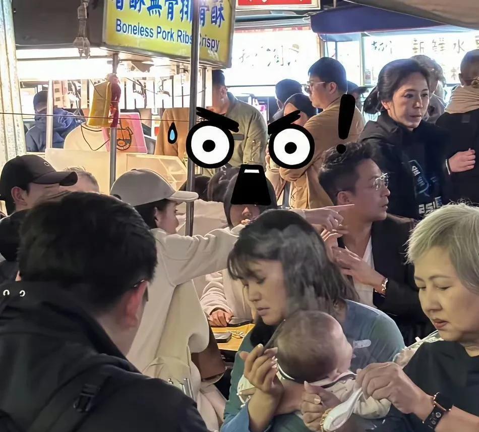 汪小菲带儿女吃路边摊！阿姨司机同坐一桌好热闹，玥儿很黏马筱梅(图3)