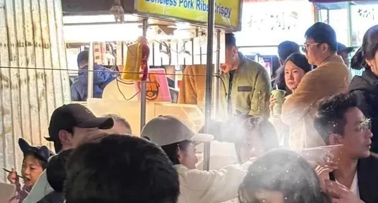 汪小菲带儿女吃路边摊！阿姨司机同坐一桌好热闹，玥儿很黏马筱梅(图5)