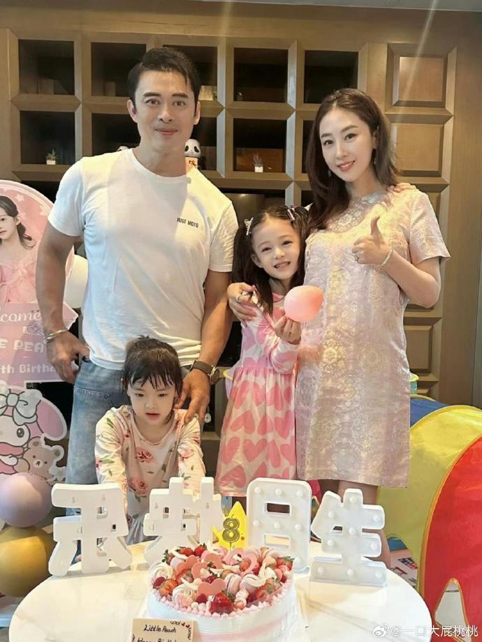 52岁樊少皇晒全家照！大女儿颜值很高，像母亲贾晓晨，小女儿更像父亲(图2)