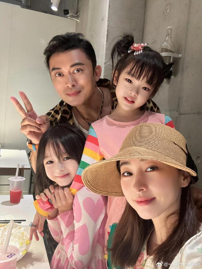 52岁樊少皇晒全家照！大女儿颜值很高，像母亲贾晓晨，小女儿更像父亲(图3)