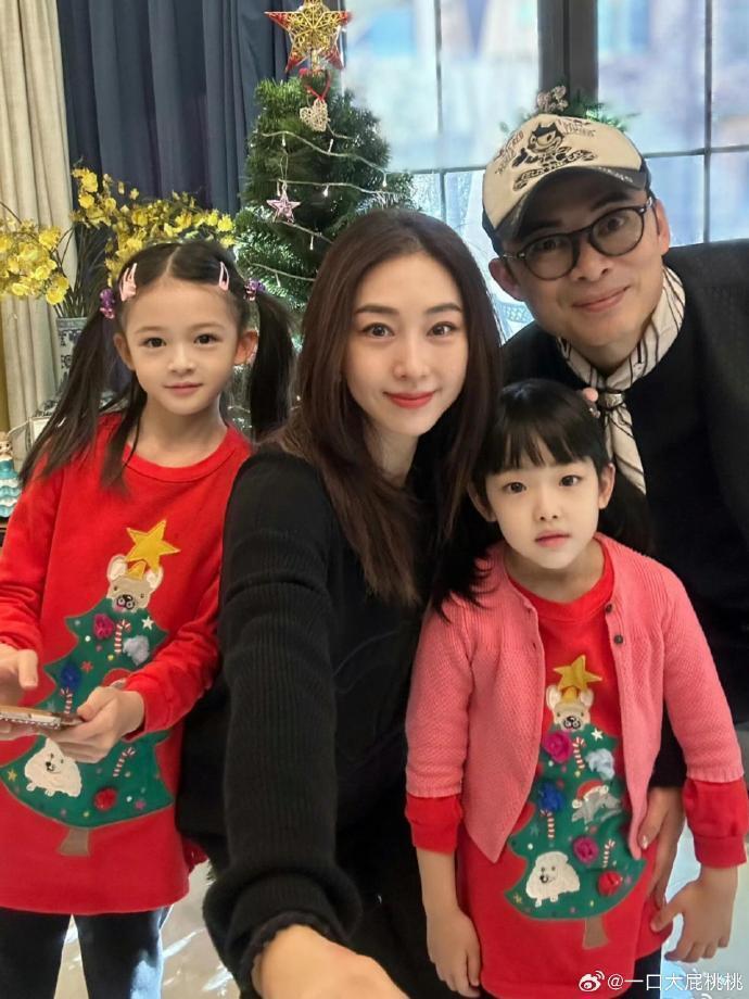 52岁樊少皇晒全家照！大女儿颜值很高，像