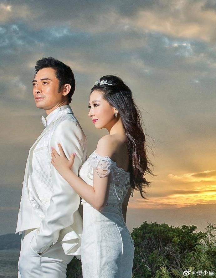 52岁樊少皇晒全家照！大女儿颜值很高，像母亲贾晓晨，小女儿更像父亲(图4)