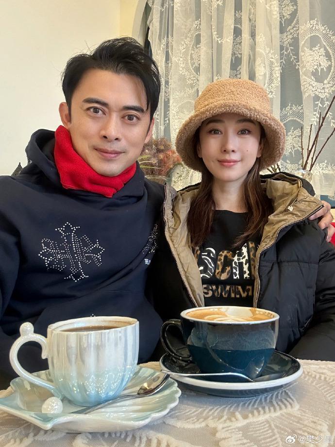 52岁樊少皇晒全家照！大女儿颜值很高，像母亲贾晓晨，小女儿更像父亲(图5)