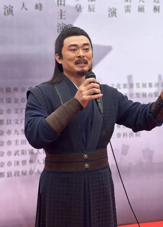 52岁樊少皇晒全家照！大女儿颜值很高，像母亲贾晓晨，小女儿更像父亲(图7)