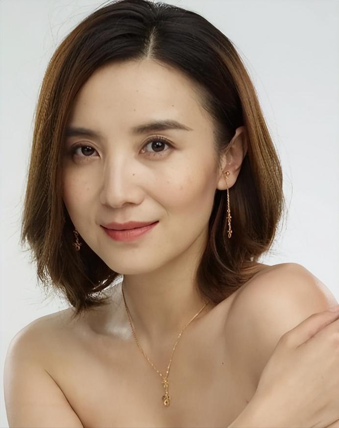 陪睡上位、风流成性？44岁争议缠身的宋佳，如今终于遭到“反噬”(图2)