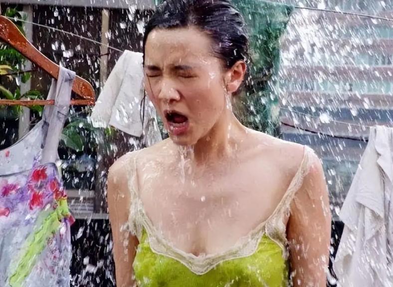 陪睡上位、风流成性？44岁争议缠身的宋佳，如今终于遭到“反噬”(图7)