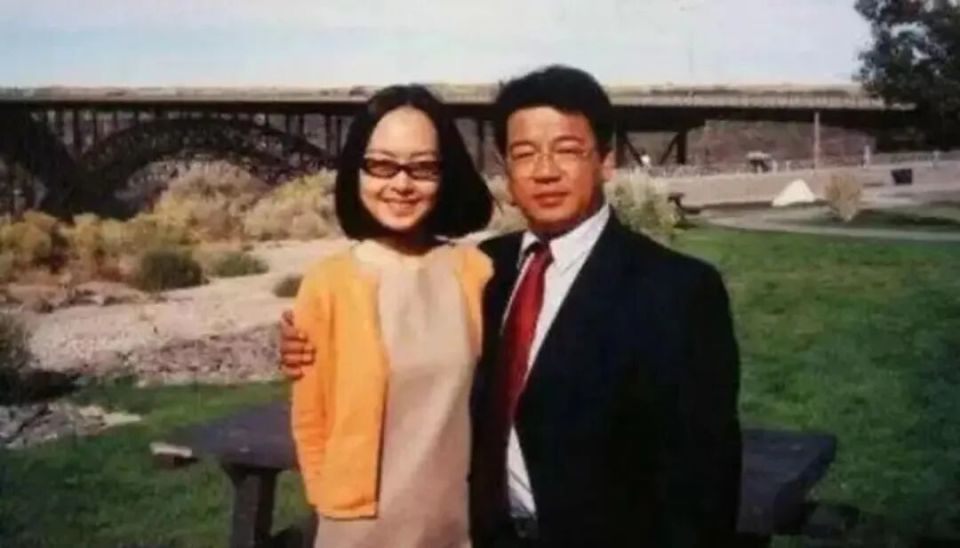 被曝和小19岁男艺人同居多年，全网黑了10年的她，如今怎么样了？(图4)