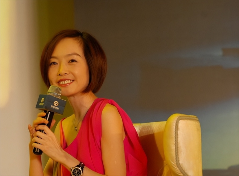 被曝和小19岁男艺人同居多年，全网黑了10年的她，如今怎么样了？(图2)