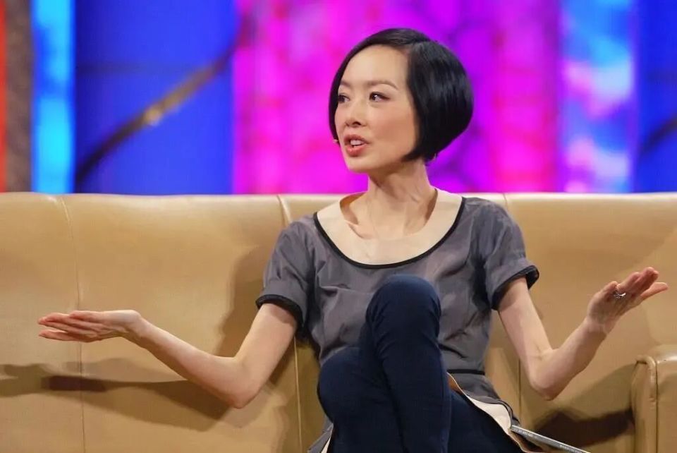 被曝和小19岁男艺人同居多年，全网黑了10年的她，如今怎么样了？(图5)