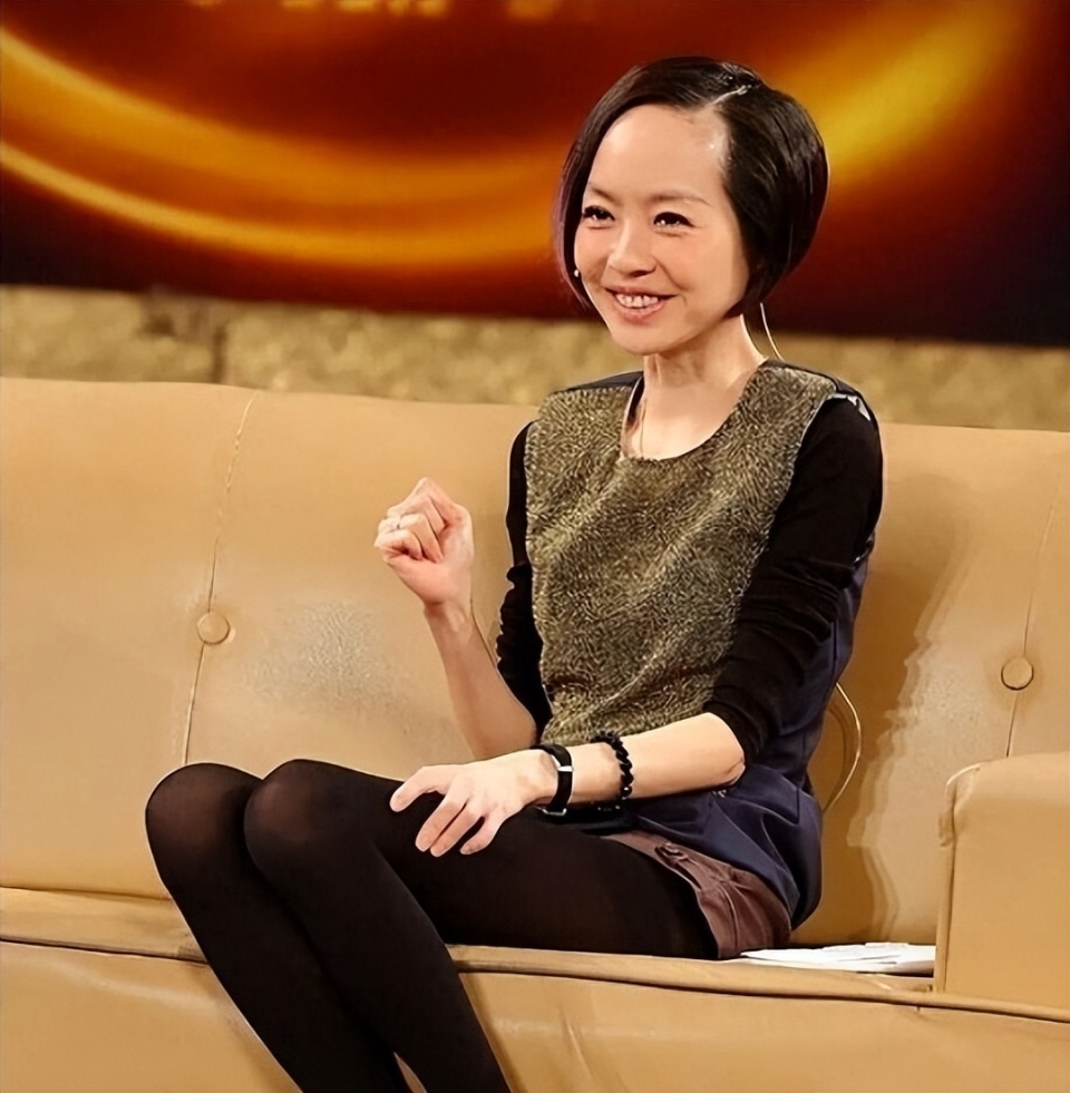 被曝和小19岁男艺人同居多年，全网黑了10年的她，如今怎么样了？(图3)