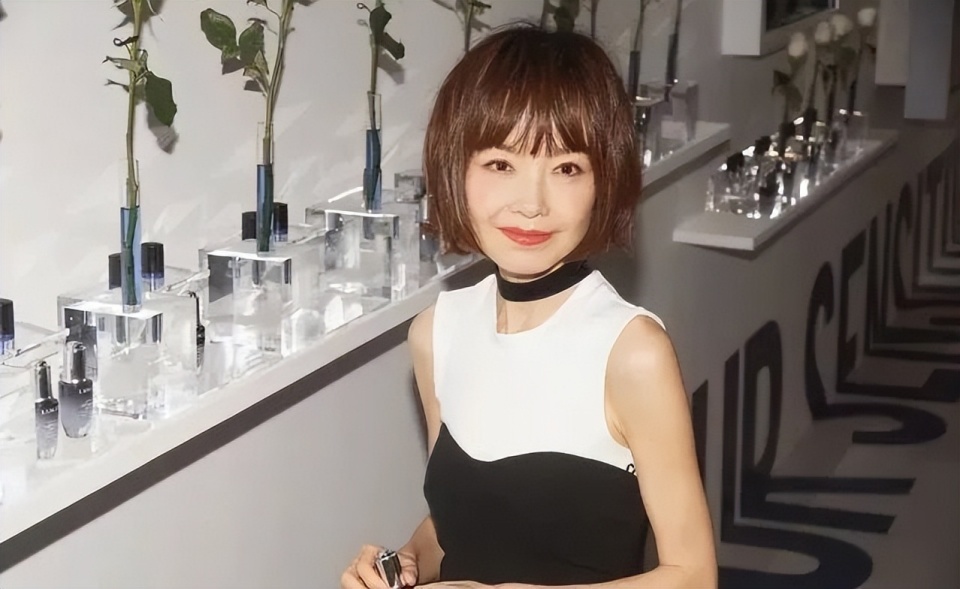 被曝和小19岁男艺人同居多年，全网黑了10年的她，如今怎么样了？(图7)