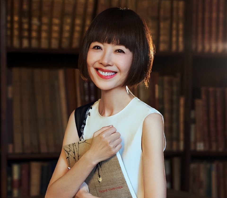 被曝和小19岁男艺人同居多年，全网黑了10年的她，如今怎么样了？(图8)