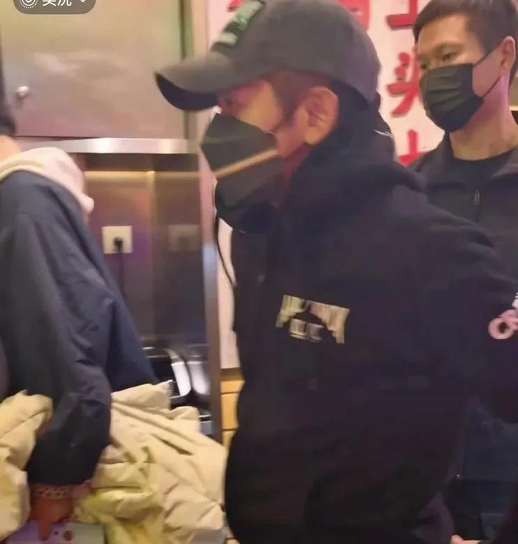 60岁郭富城深夜外出用餐，保镖护驾气场十足，坐包间吃龙虾太满足(图1)