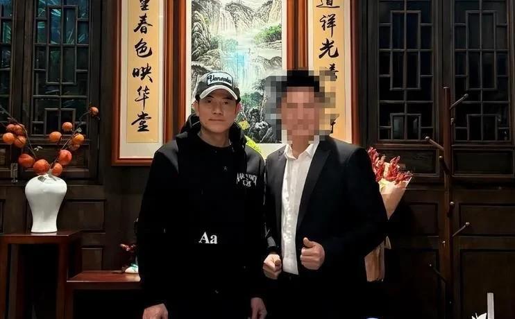 60岁郭富城深夜外出用餐，保镖护驾气场十足，坐包间吃龙虾太满足(图3)