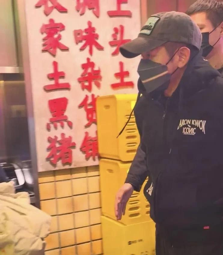 60岁郭富城深夜外出用餐，保镖护驾气场十足，坐包间吃龙虾太满足(图4)