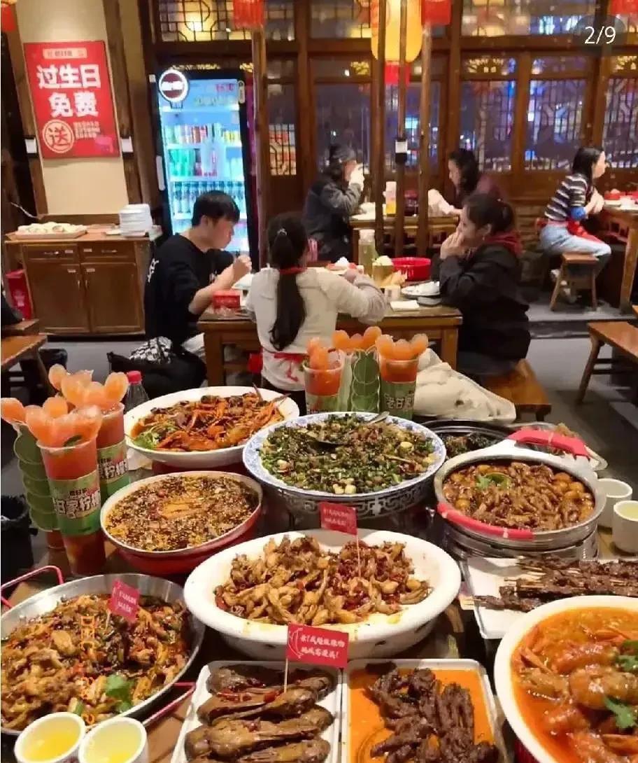 60岁郭富城深夜外出用餐，保镖护驾气场十足，坐包间吃龙虾太满足(图2)