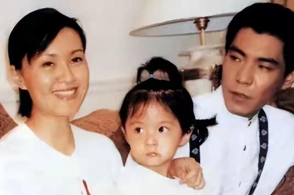 7岁演戏成北电校花，两段婚姻皆遇挫，如今