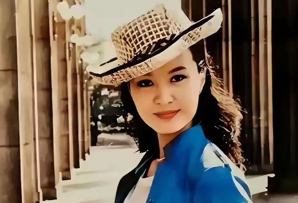 7岁演戏成北电校花，两段婚姻皆遇挫，如今她的幸福在女儿身上延续(图5)