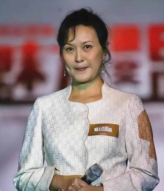7岁演戏成北电校花，两段婚姻皆遇挫，如今她的幸福在女儿身上延续(图7)