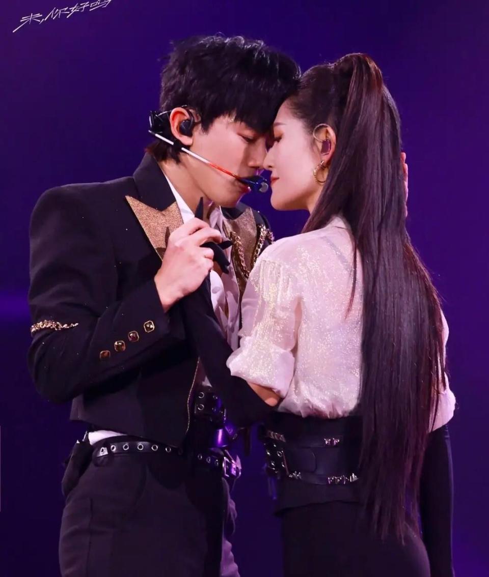 张杰谢娜跨年同台翻车，18年老粉忍痛脱粉，何炅维嘉满脸心疼(图2)