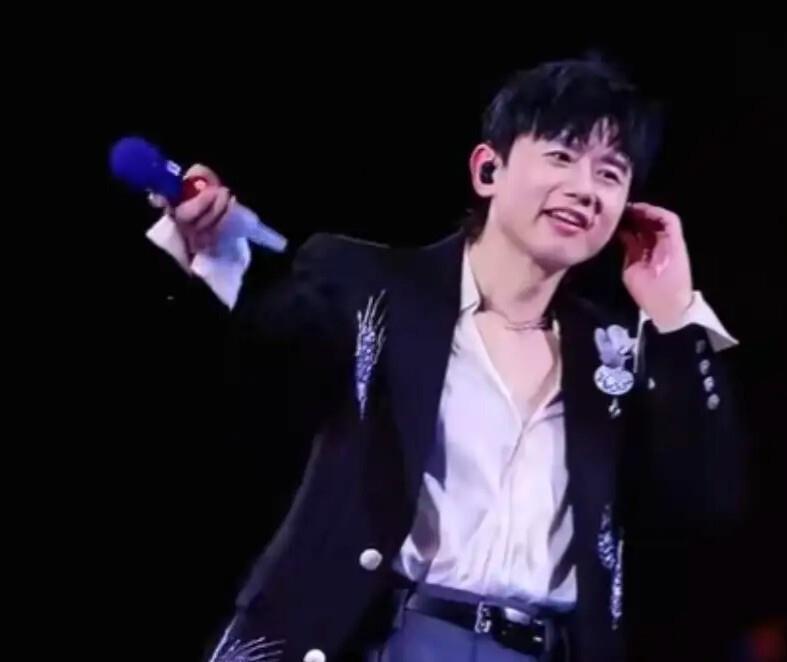 张杰谢娜跨年同台翻车，18年老粉忍痛脱粉，何炅维嘉满脸心疼(图5)