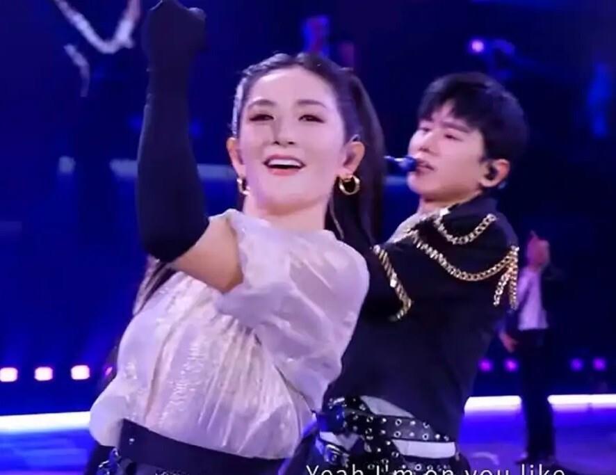 张杰谢娜跨年同台翻车，18年老粉忍痛脱粉，何炅维嘉满脸心疼(图4)