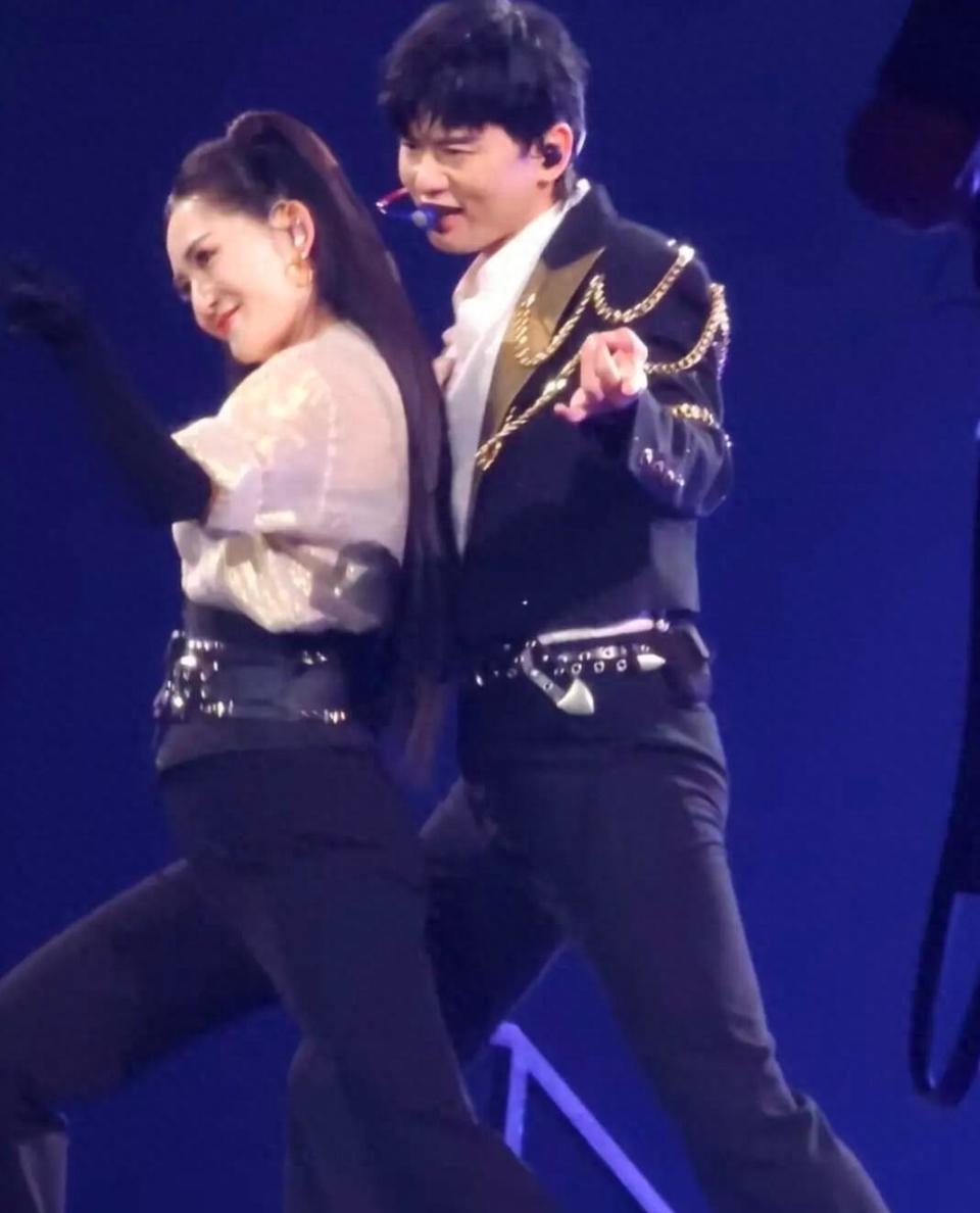 张杰谢娜跨年同台翻车，18年老粉忍痛脱粉，何炅维嘉满脸心疼(图3)