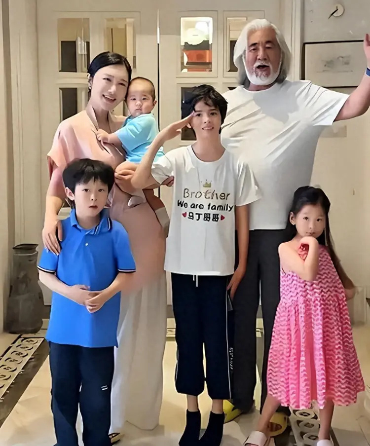 张纪中妻子揭露私生活，谈老夫少妻的心酸故事(图1)