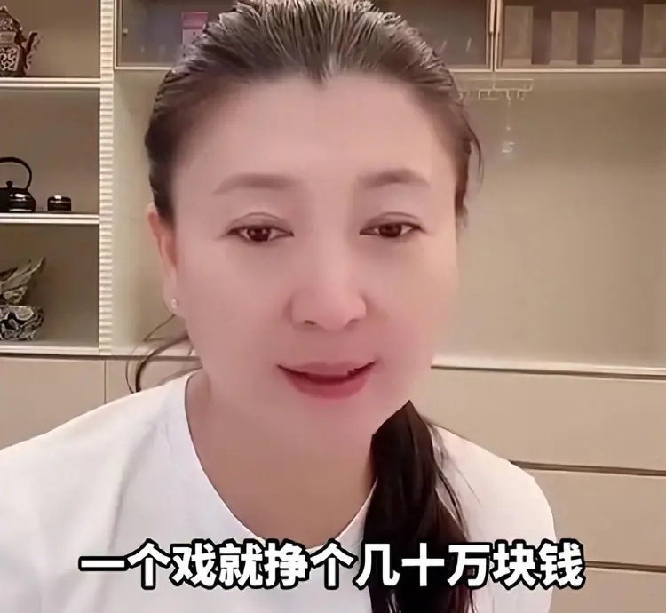 闫学晶哭穷后续：网友自发众筹，有人捐菜，有人捐肉，更有捐钢镚(图1)