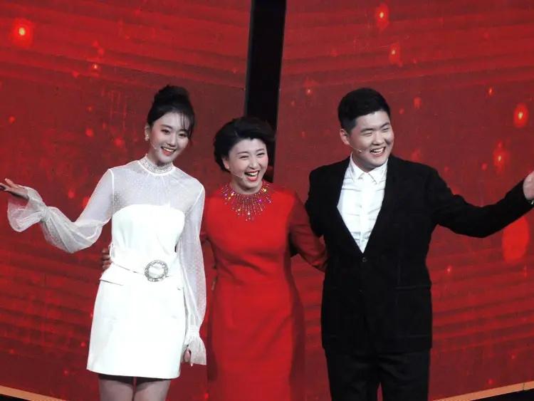 闫学晶哭穷后续：网友自发众筹，有人捐菜，有人捐肉，更有捐钢镚(图6)