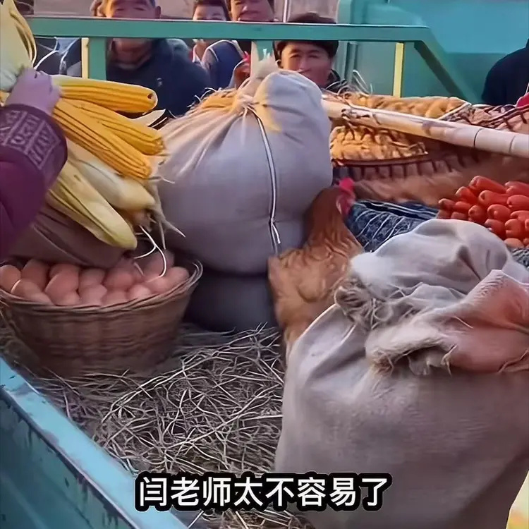 闫学晶哭穷后续：网友自发众筹，有人捐菜，有人捐肉，更有捐钢镚(图9)