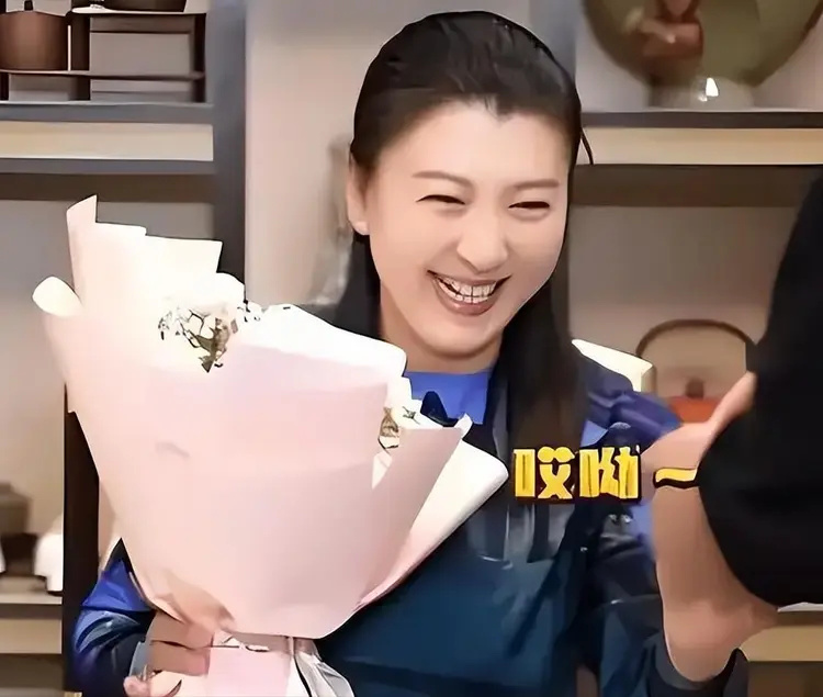 闫学晶哭穷后续：网友自发众筹，有人捐菜，有人捐肉，更有捐钢镚(图19)