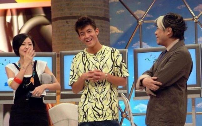 网友在二世古滑雪偶遇陈冠希！花白细碎胡渣像小老头，脸上皱纹藏不住(图3)