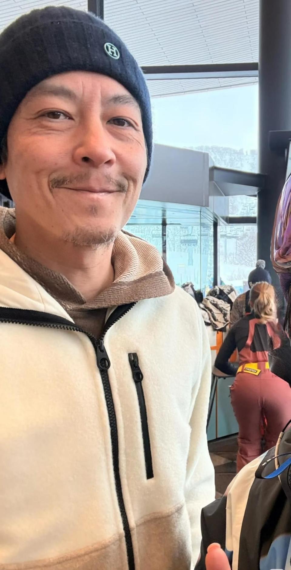 网友在二世古滑雪偶遇陈冠希！花白细碎胡渣像小老头，脸上皱纹藏不住(图1)