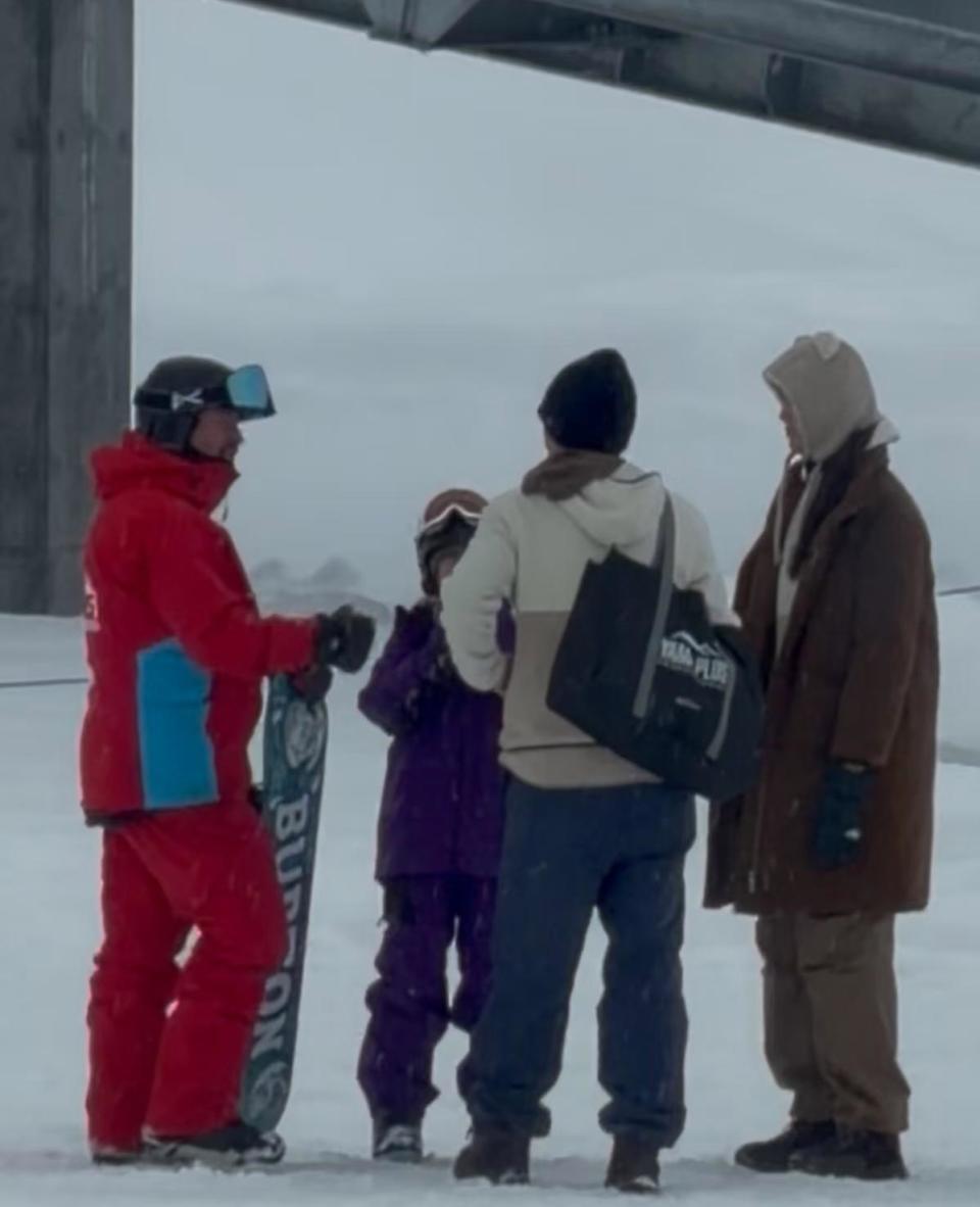 网友在二世古滑雪偶遇陈冠希！花白细碎胡渣像小老头，脸上皱纹藏不住(图2)