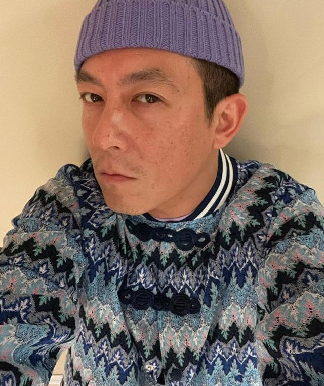 网友在二世古滑雪偶遇陈冠希！花白细碎胡渣像小老头，脸上皱纹藏不住(图5)