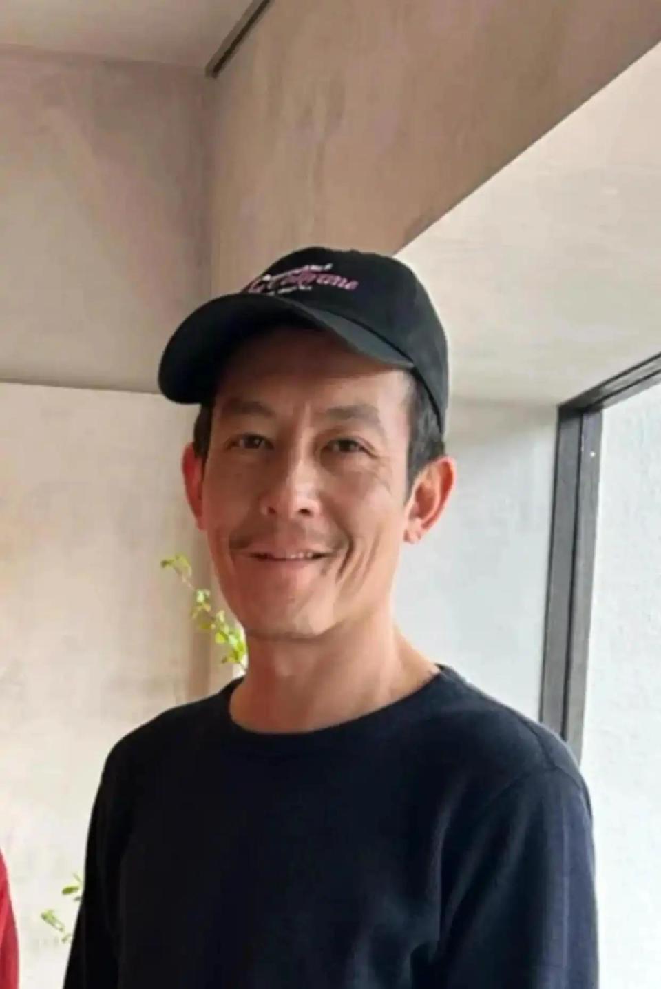 网友在二世古滑雪偶遇陈冠希！花白细碎胡渣像小老头，脸上皱纹藏不住(图7)