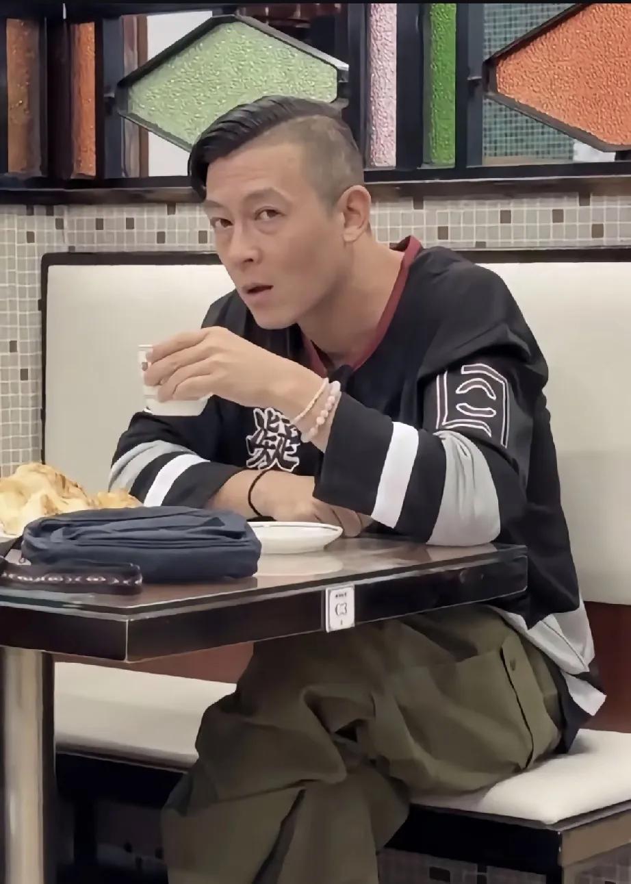 网友在二世古滑雪偶遇陈冠希！花白细碎胡渣像小老头，脸上皱纹藏不住(图6)