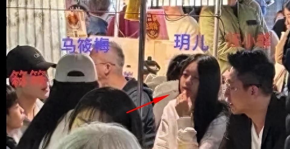 汪小菲元旦连发4条视频,玥儿姐弟露正脸,太像大S 眼含热泪看烟花(图7) 汪小菲元旦连发4条视频,玥儿姐弟露正脸,太像大S 眼含热泪看烟花(图7)