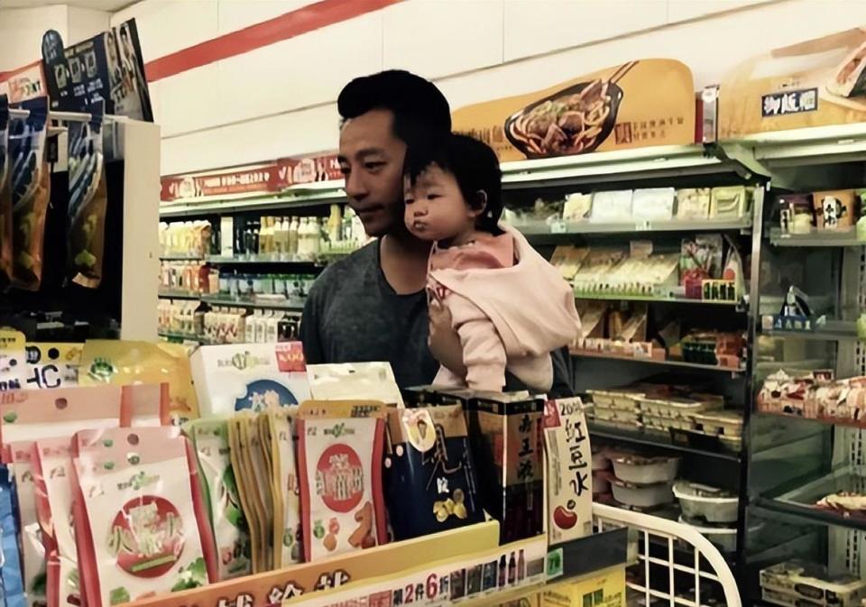 汪小菲元旦连发4条视频,玥儿姐弟露正脸,太像大S 眼含热泪看烟花(图2) 汪小菲元旦连发4条视频,玥儿姐弟露正脸,太像大S 眼含热泪看烟花(图2)